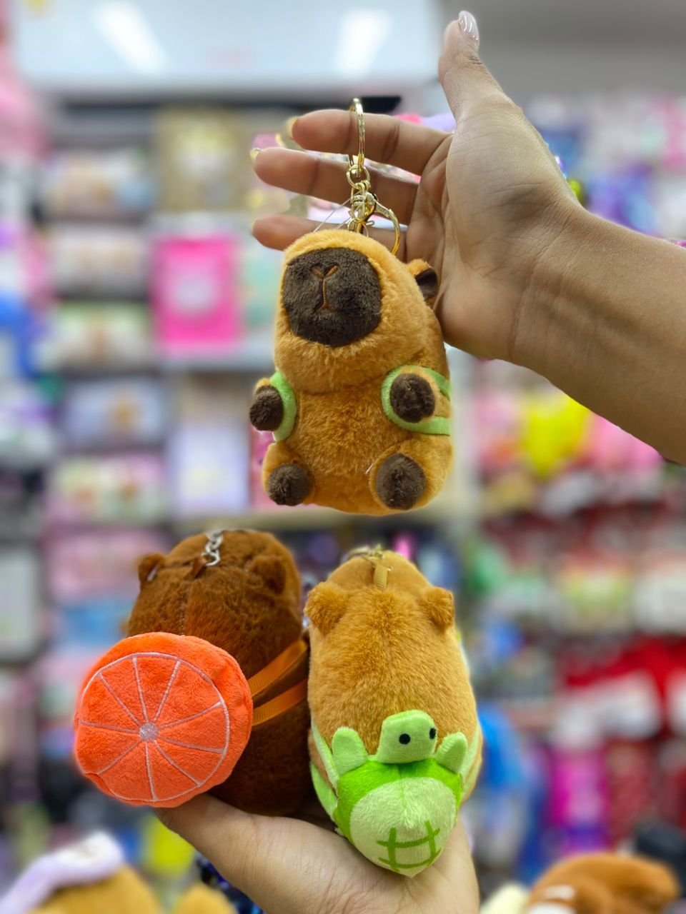 2025/10/IMG-20251016-WA0036.jpg Llavero Capibara audífonos - Imagen 1